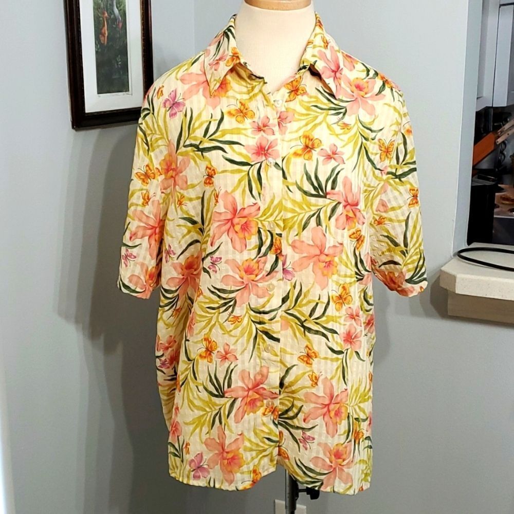 BON Worth blouse.  Size medium. Floral‎ print. Lovely fabric. Hawian print.